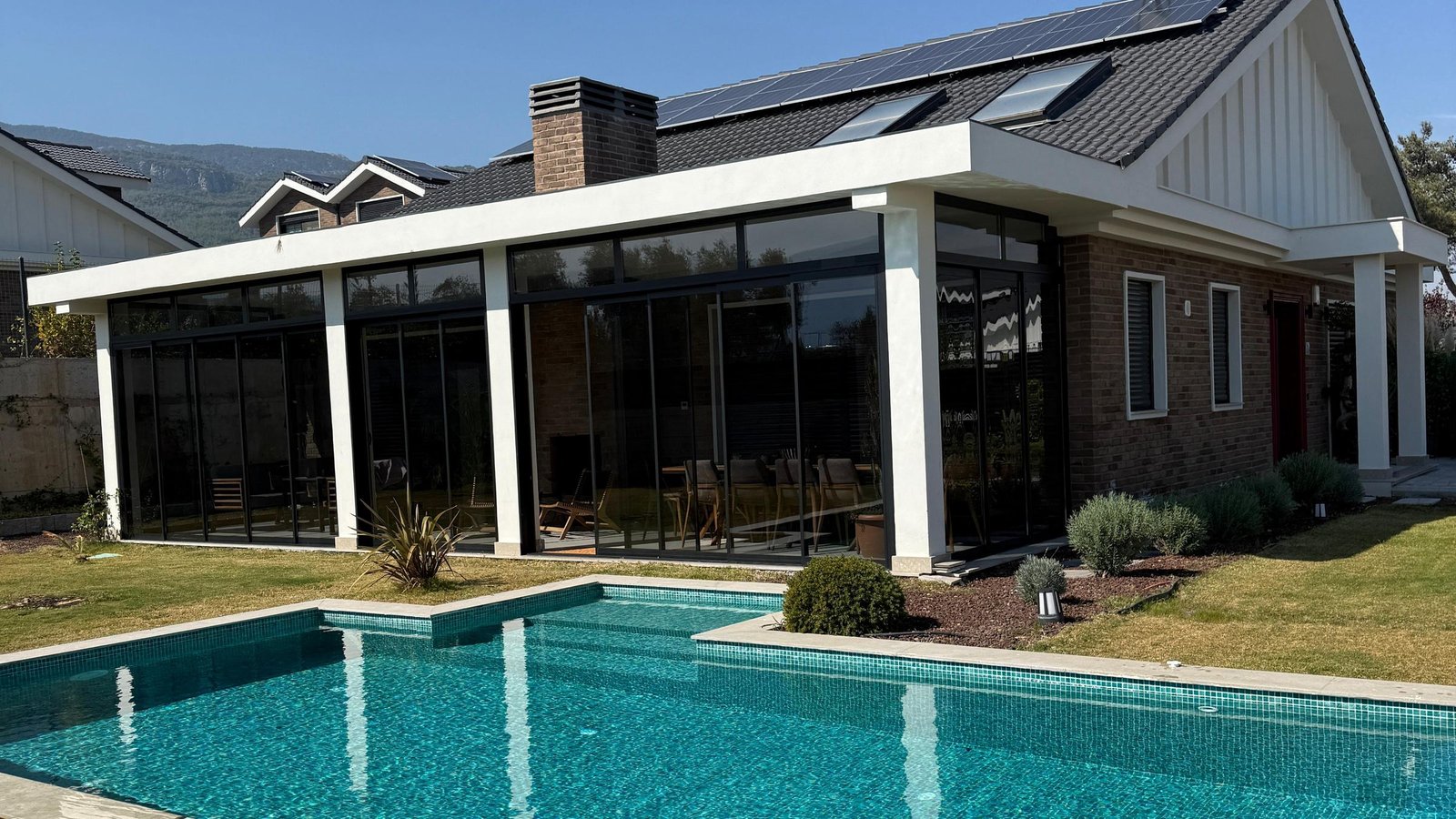 Vista Pool tarafından bakımı yapılan villa ve berrak sulu havuzu