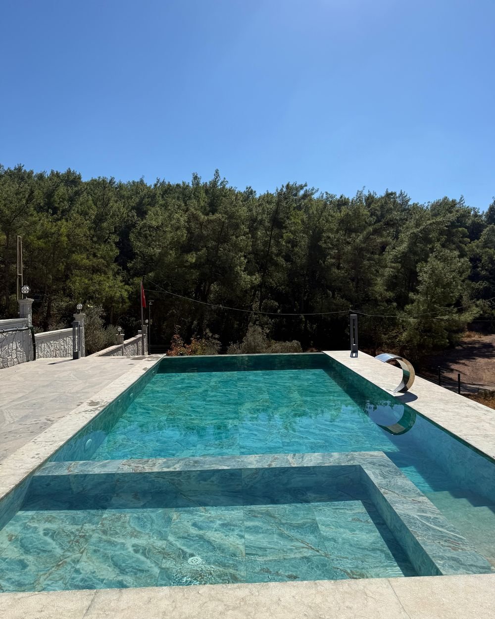 Orman manzaralı, oturma basamaklı havuz