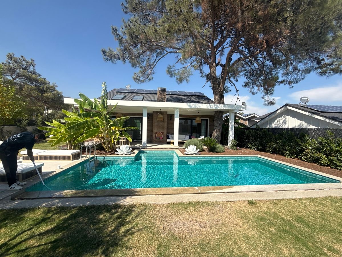 Vista Pool teknisyeninin villa havuzunda dip süpürme yapması